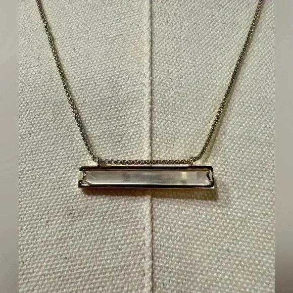 KENDRA SCOTT Leanor Gold Short Pendant Necklace in Pearl - Picture 1 of 4